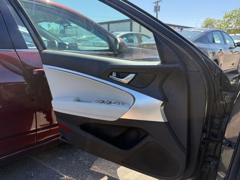 Used 2025 Genesis G70 2.5T image 18