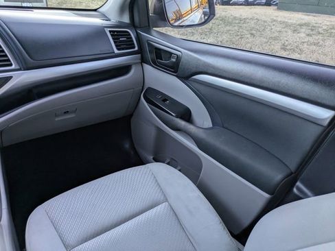 Used 2019 Toyota Highlander LE FWD image 17