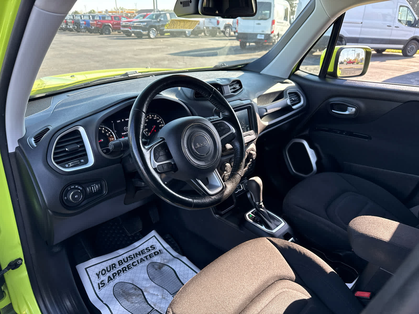 Used 2018 Jeep Renegade Latitude w/ Cold Weather Group FWD image 13