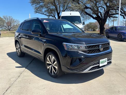 Used 2024 Volkswagen Taos SE image 5