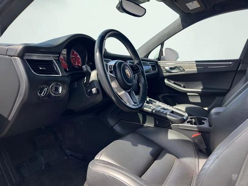 Used 2017 Porsche Macan Turbo image 2