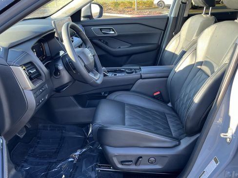 Used 2025 Nissan Rogue Platinum w/ Tech Package image 11