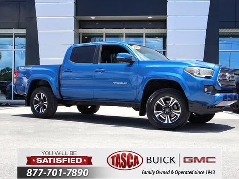 Used 2017 Toyota Tacoma TRD Sport w/ Tow Package (A/T) AWD/4WD image 2