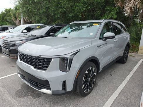 Certified 2025 Kia Sorento EX FWD image 3