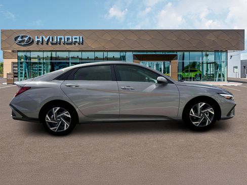 New 2025 Hyundai Elantra SEL image 9