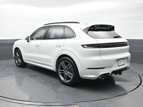 Certified 2025 Porsche Cayenne AWD/4WD image 3