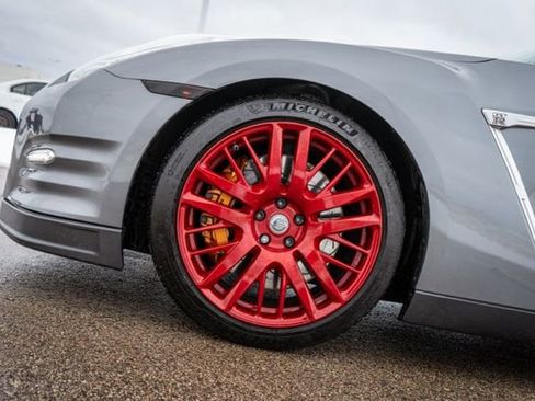 Used 2016 Nissan GT-R Premium image 11
