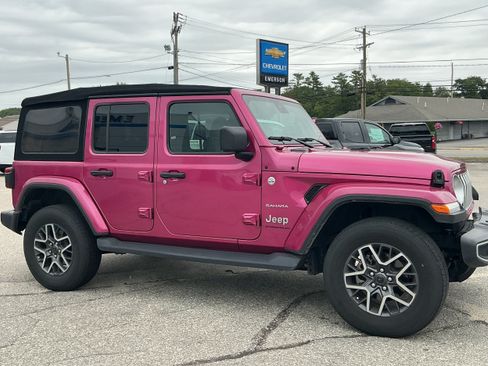 Used 2024 Jeep Wrangler Unlimited Sahara AWD/4WD image 2