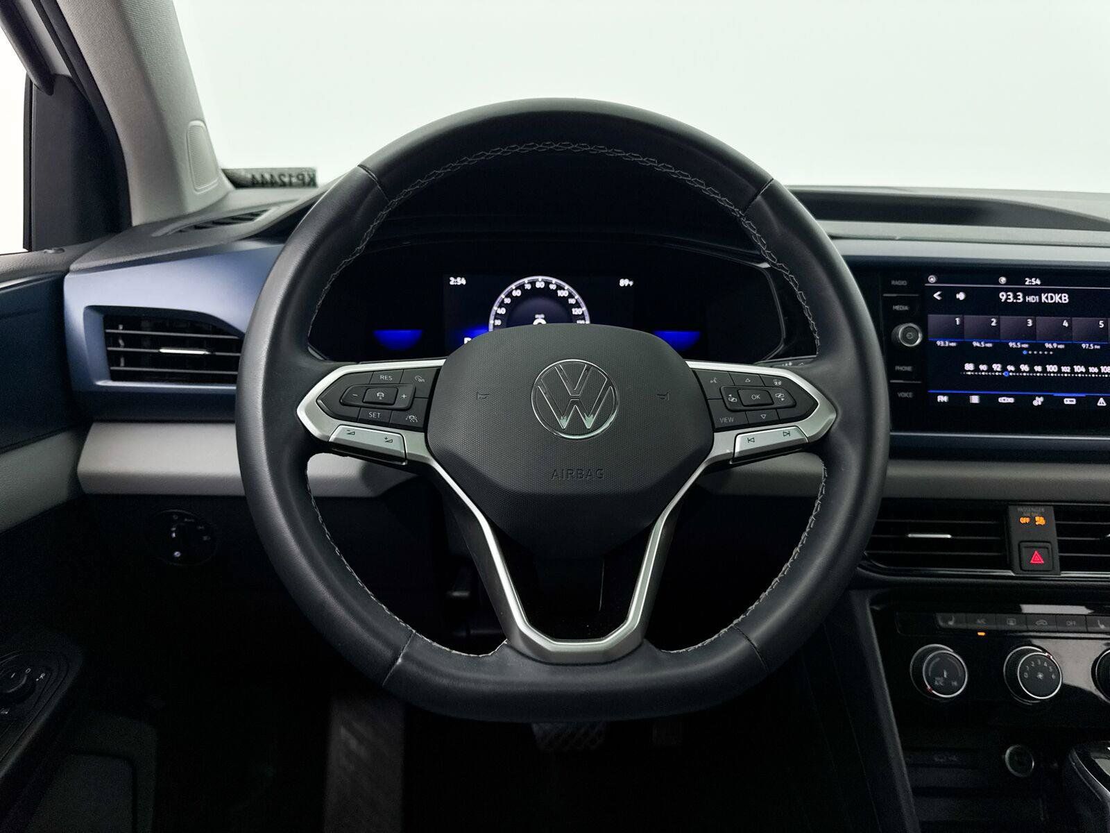 Used 2023 Volkswagen Taos SE w/ Panoramic Sunroof Package FWD image 4
