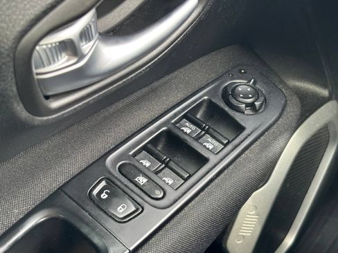 Used 2018 Jeep Renegade Latitude w/ Advanced Technology Group FWD image 11