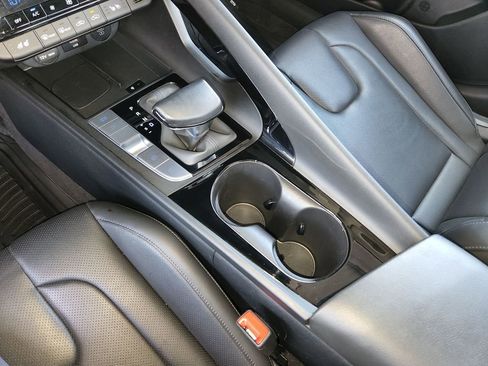 Used 2025 Hyundai Elantra Limited image 23