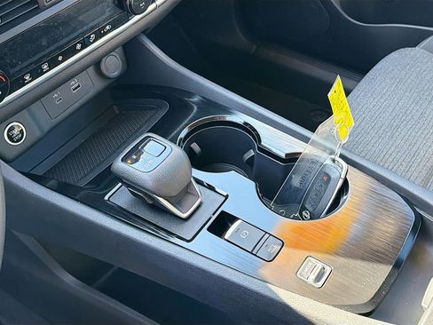 Used 2023 Nissan Rogue SV image 30