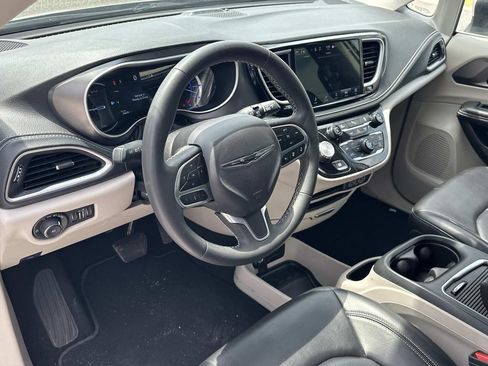 Used 2023 Chrysler Pacifica Touring-L FWD image 2