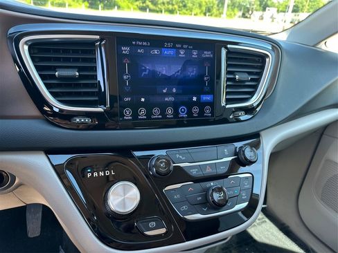 Used 2017 Chrysler Pacifica Touring-L Plus FWD image 34