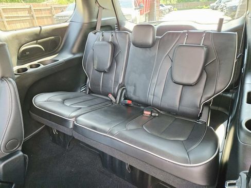 Certified 2024 Chrysler Pacifica Limited w/ S Appearance Package AWD/4WD image 14