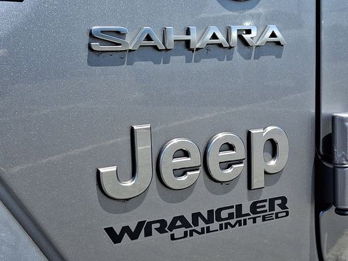 Used 2018 Jeep Wrangler Unlimited Sahara AWD/4WD image 29