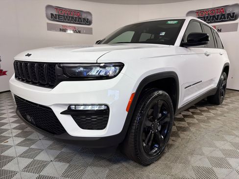 Used 2025 Jeep Grand Cherokee Limited w/ Black Appearance Package AWD/4WD image 9