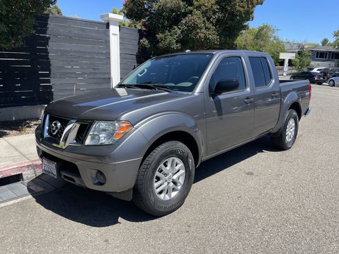 Used 2016 Nissan Frontier SV RWD image 2