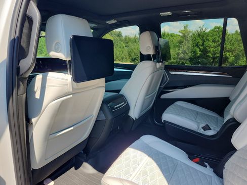 Used 2025 Cadillac Escalade Sport Platinum w/ LPO, ONYX Package AWD/4WD image 13