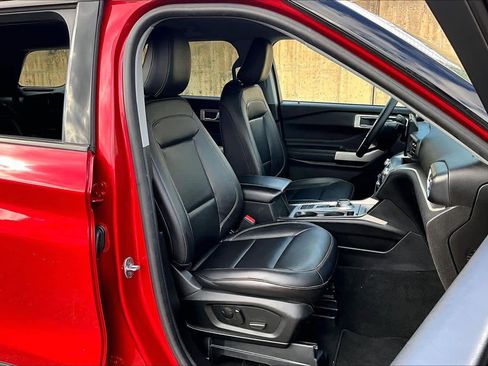 Certified 2022 Ford Explorer XLT w/ Equipment Group 202A image 9