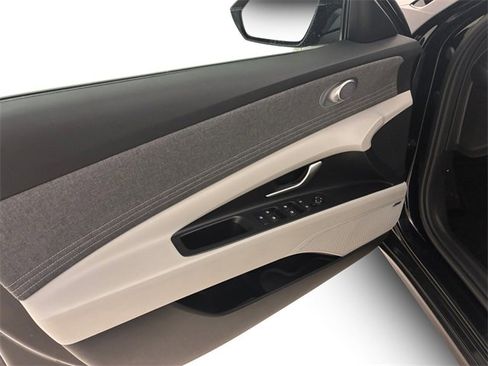 Used 2024 Hyundai Elantra Limited image 13