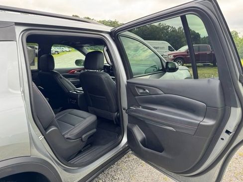 Used 2025 Chevrolet Traverse Z71 AWD/4WD image 16
