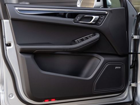 Certified 2026 Porsche Macan AWD/4WD image 21