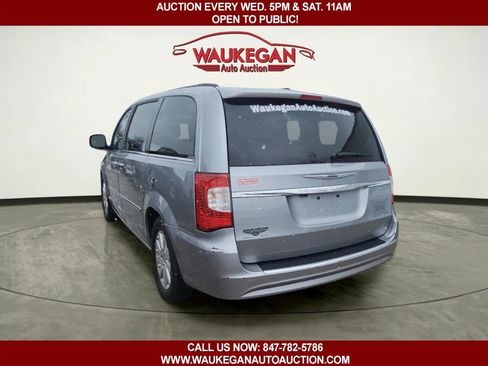 Used 2014 Chrysler Town & Country Touring image 6