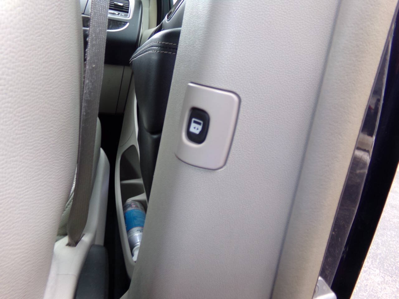 Used 2013 Chrysler Town & Country Touring FWD image 31