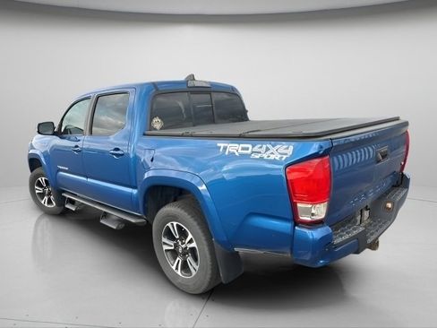 Used 2016 Toyota Tacoma TRD Sport w/ Towing Package image 8