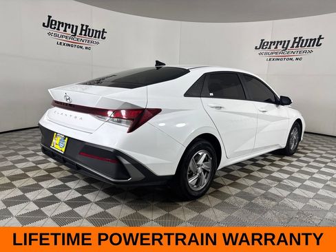Used 2026 Hyundai Elantra SE FWD image 6
