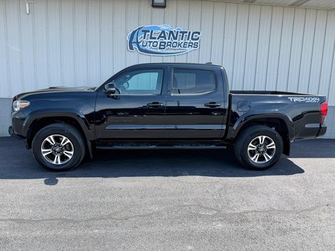 Used 2019 Toyota Tacoma TRD Sport AWD/4WD image 2