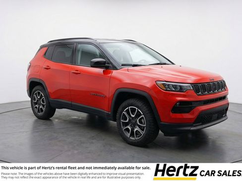 Used 2025 Jeep Compass Trailhawk AWD/4WD image 1