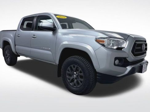 Certified 2022 Toyota Tacoma SR5 AWD/4WD image 2