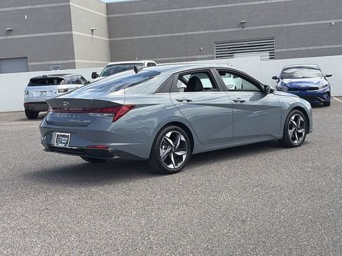 Used 2023 Hyundai Elantra Limited w/ Preferred Accessory Package FWD image 5