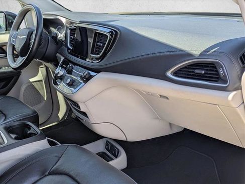 Used 2017 Chrysler Pacifica Limited FWD image 22
