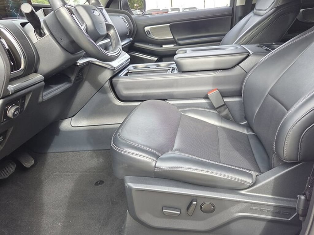 Used 2025 Ford Expedition Platinum AWD/4WD image 6