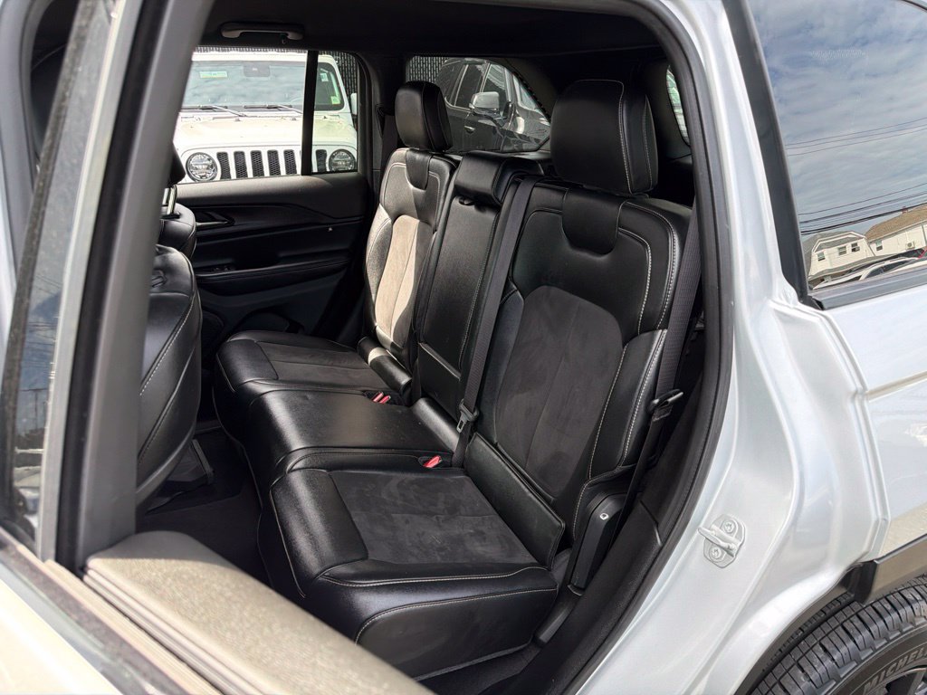 Used 2024 Jeep Grand Cherokee Altitude RWD image 23