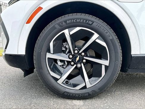 Used 2024 Chevrolet Equinox EV LT FWD image 2