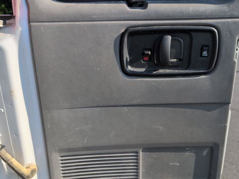 Used 2017 Chevrolet Express 2500 RWD image 30