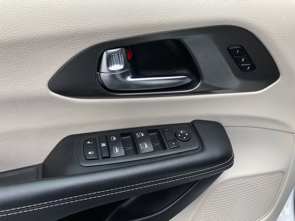 Used 2024 Chrysler Pacifica Touring-L FWD image 17