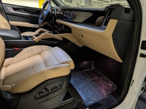 Used 2025 Porsche Cayenne image 23