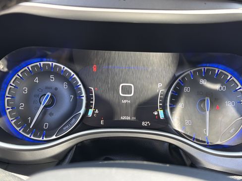 Used 2023 Chrysler Pacifica Touring-L FWD image 18