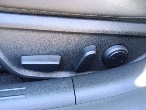 Used 2025 Genesis G70 2.5T image 16