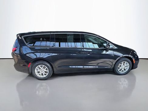 Used 2023 Chrysler Pacifica Touring-L FWD image 11