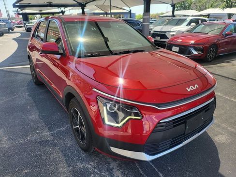 Used 2025 Kia Niro LX FWD image 2