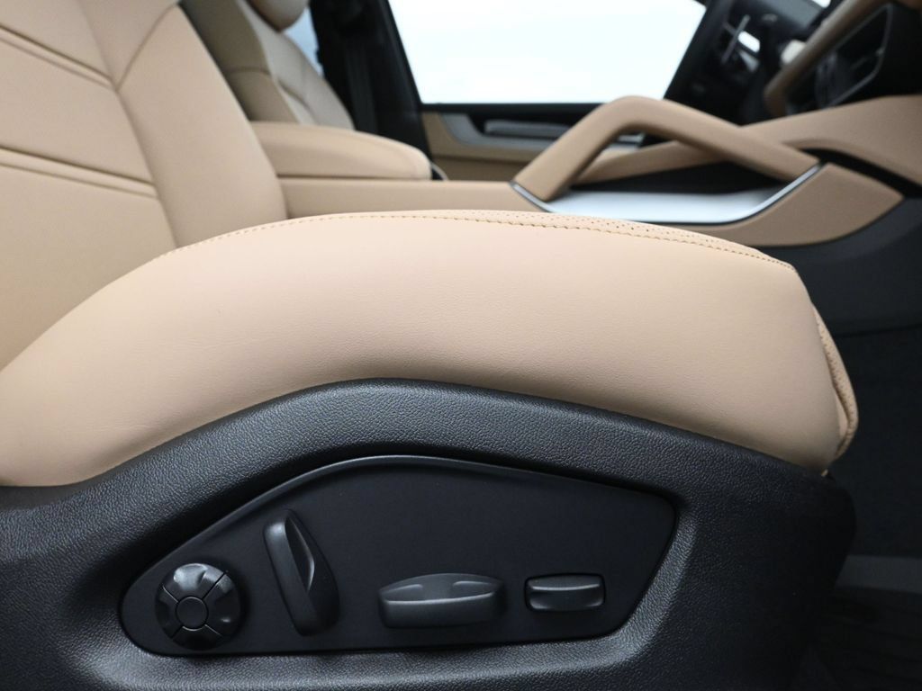 Certified 2026 Porsche Cayenne E-Hybrid Coupe AWD/4WD image 15