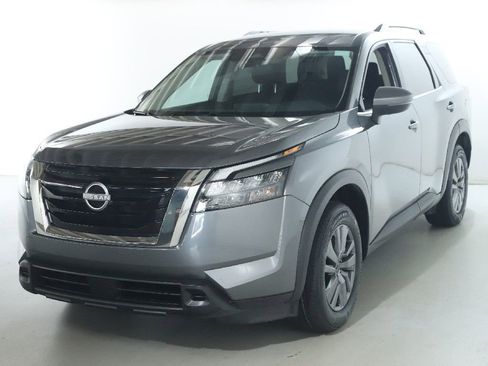 Certified 2025 Nissan Pathfinder SV FWD image 4
