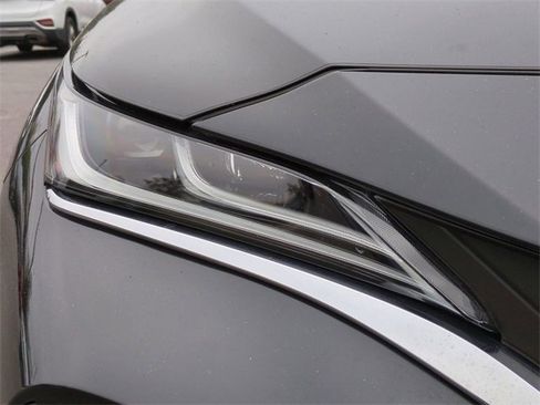 Used 2022 Toyota Venza Limited w/ Advanced Technology Package image 9