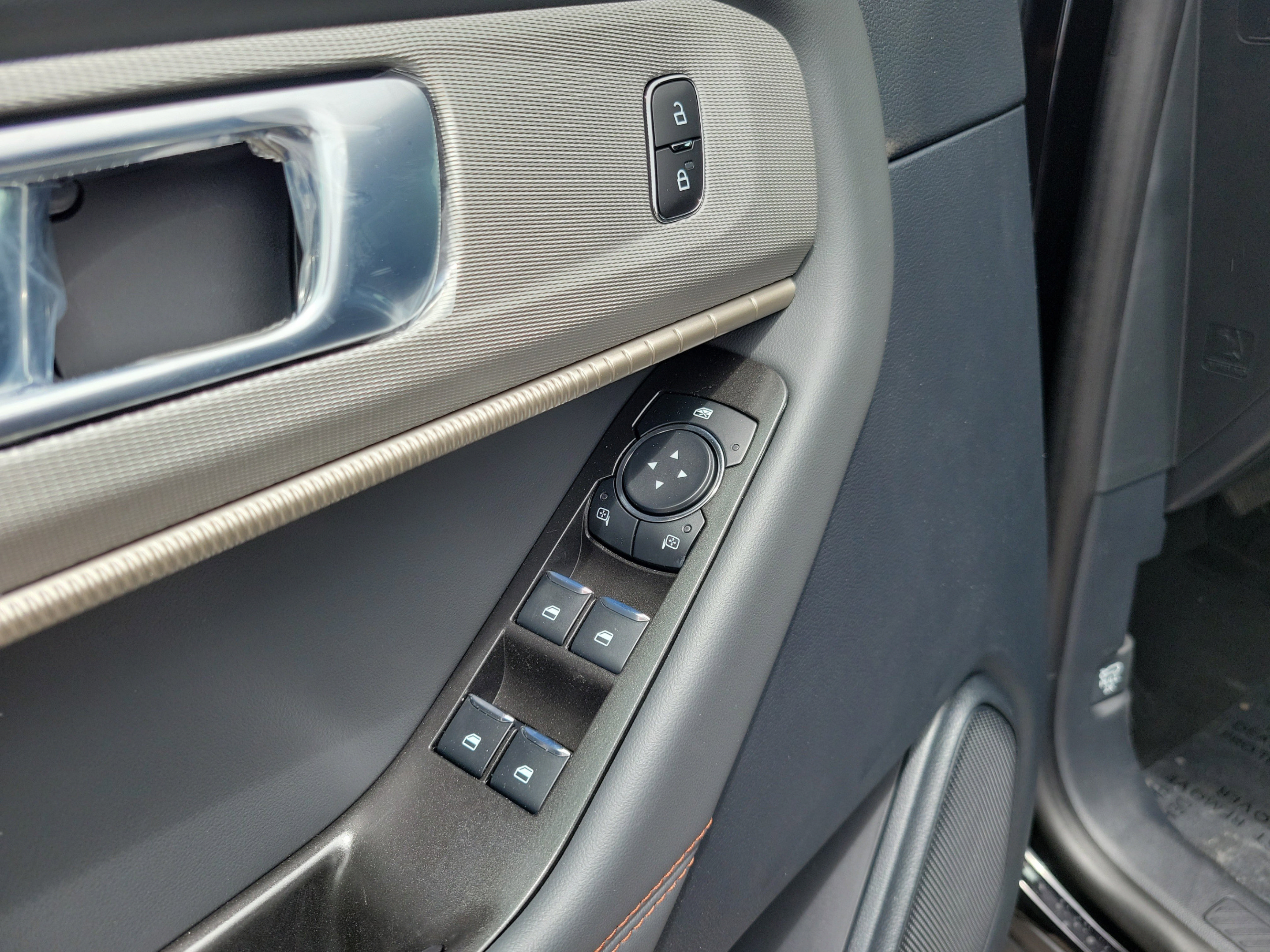 New 2026 Ford Explorer Active RWD image 15